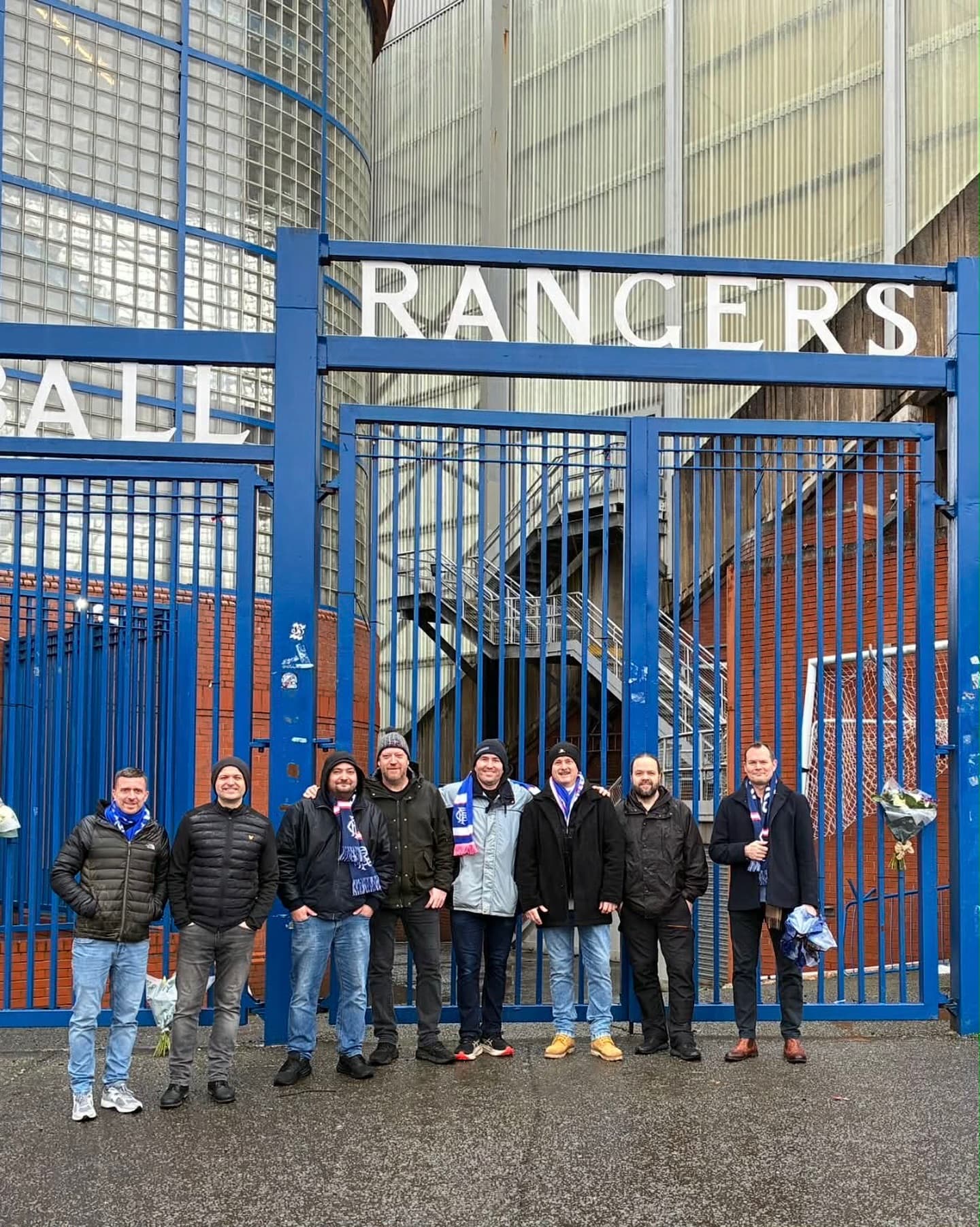 8 glade gutter foran Ibrox Stadium i Glasgow