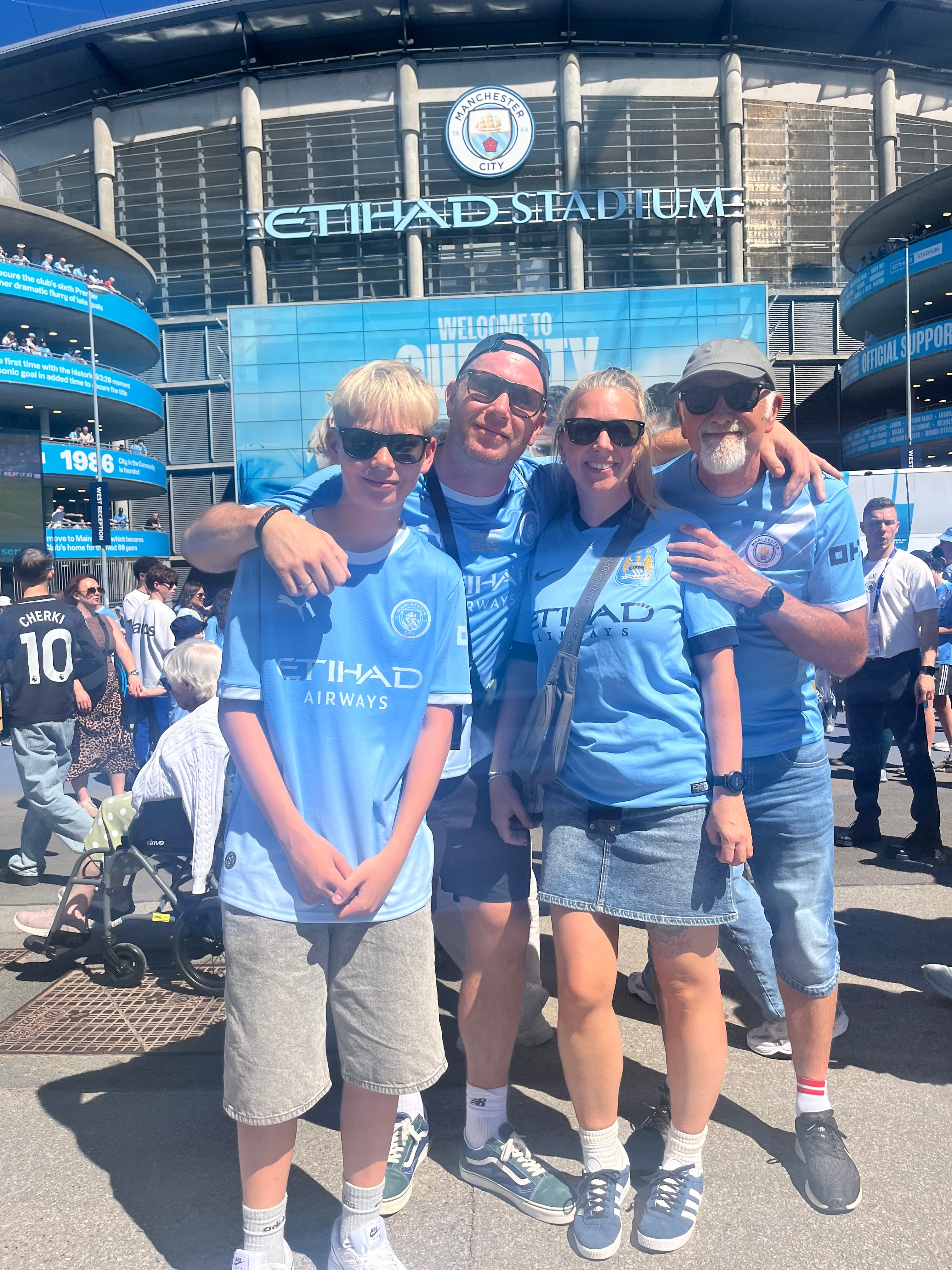 Mads Ejstrup og familien foran Etihad i Manchester