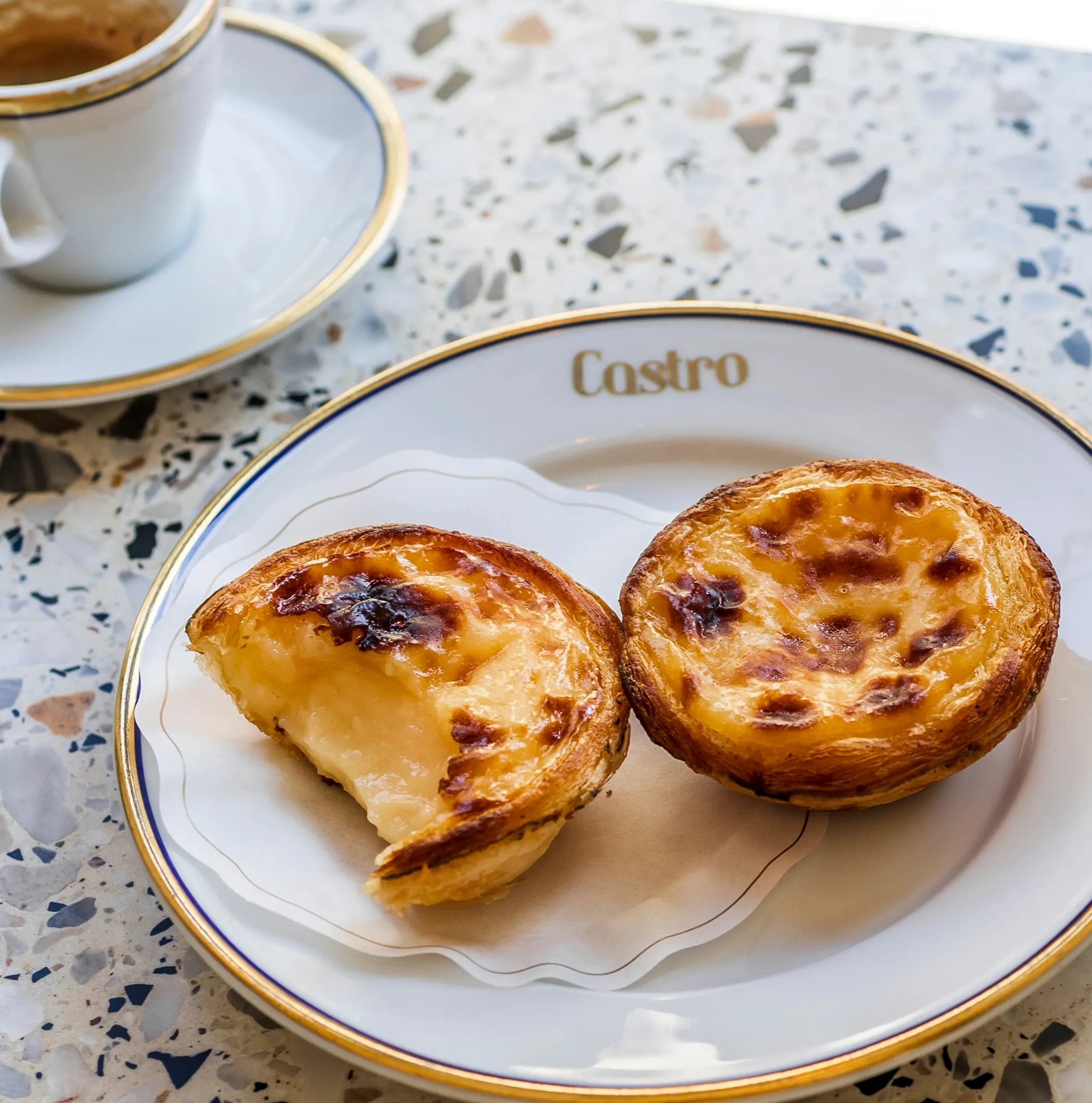 Pastel de nata serveret på restaurant i Lissabon