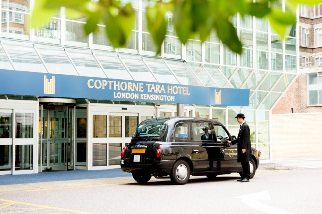 Facaden på Copthorne Tara Hotel London Kensington