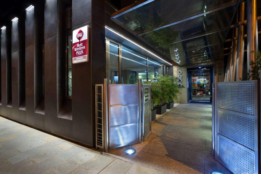 Facaden på Best Western Plus Executive Hotel & Suites