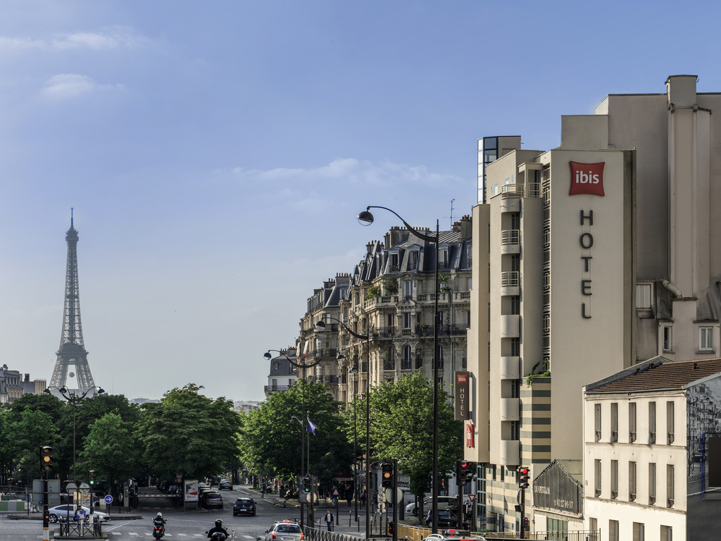 Facaden på ibis Paris Tour Eiffel Cambronne 15ème
