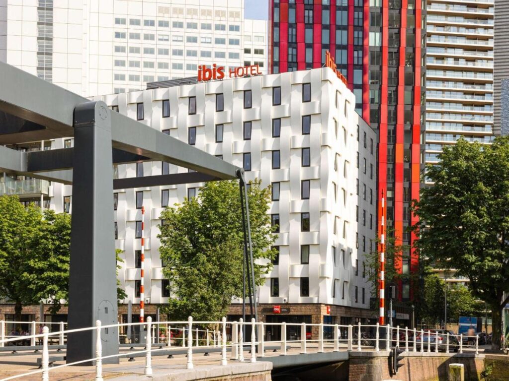 Facaden på ibis Rotterdam City Centre