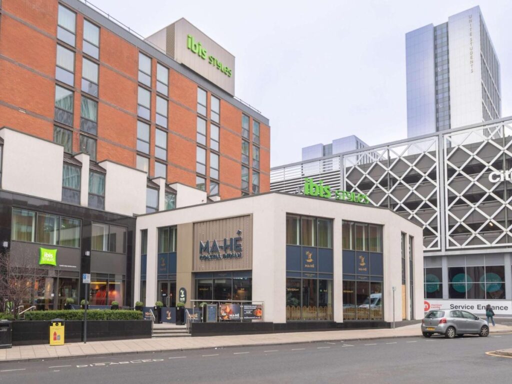 Facaden på ibis Styles Leeds City Centre Arena