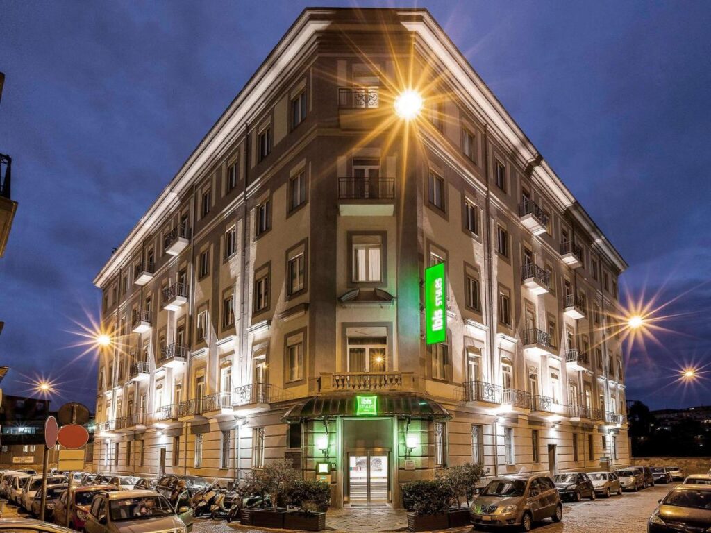 Facaden på ibis Styles Napoli Garibaldi