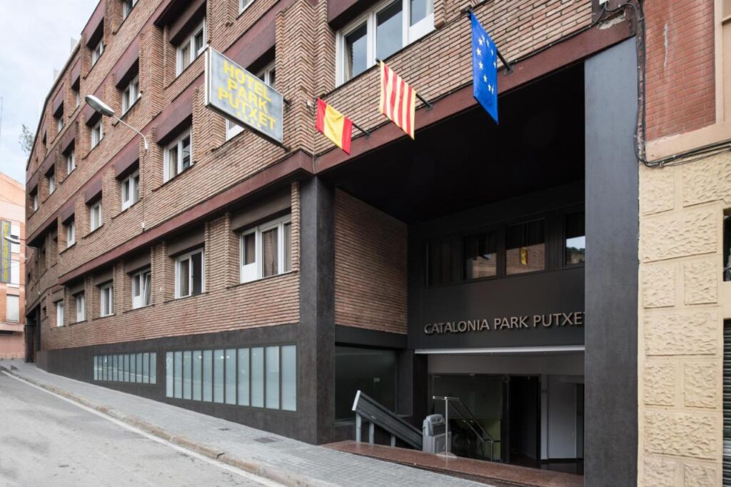 Facaden på Catalonia Park Puxtet