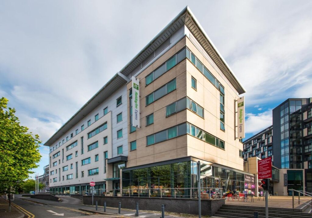 Facaden på Holiday Inn Express Leeds City Centre Armouries