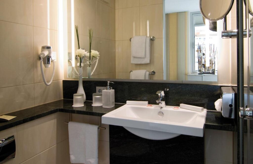 Badeværelse på Leonardo Hotel München City Center