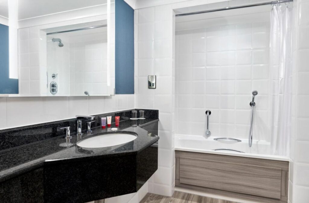 Badeværelse på Leonardo Royal Hotel Southampton Grand Harbour