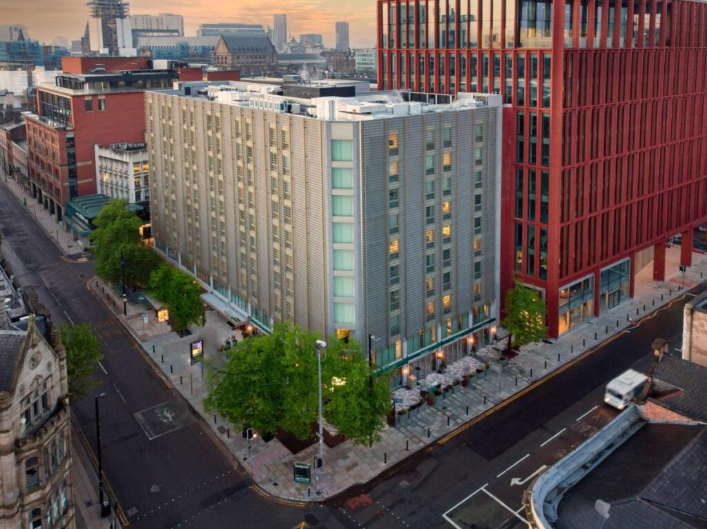 Facaden på YOTEL Manchester Deansgate