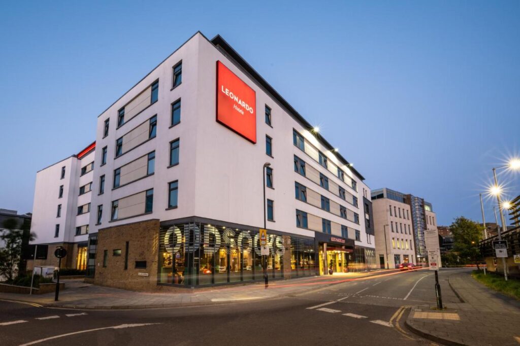 Facaden på Leonardo Hotel Brighton