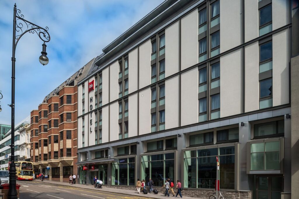Facaden på ibis Brighton City Centre – Station