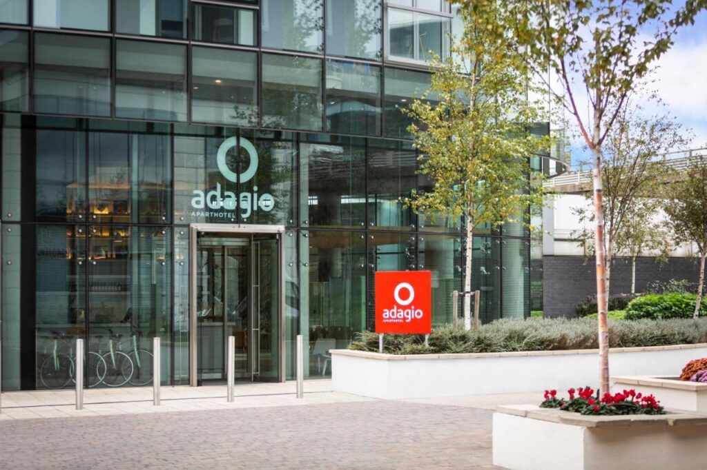 Facaden på Aparthotel Adagio London Brentford