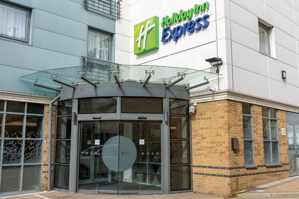 Facaden på Holiday Inn Express Croydon