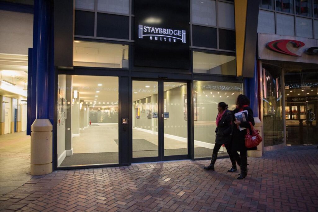 Facaden på Staybridge Suites Birmingham