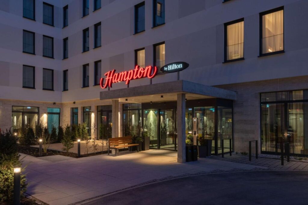 Facaden på Hampton by Hilton Munich City North
