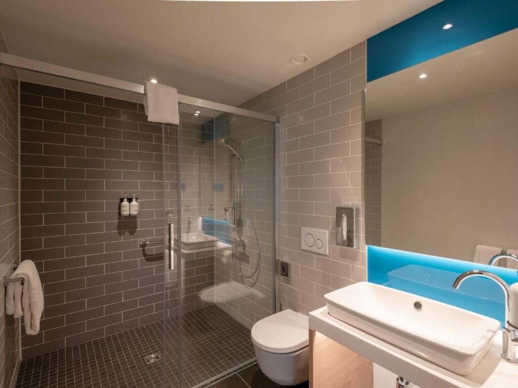 Badeværelse på Holiday Inn Express Munich North