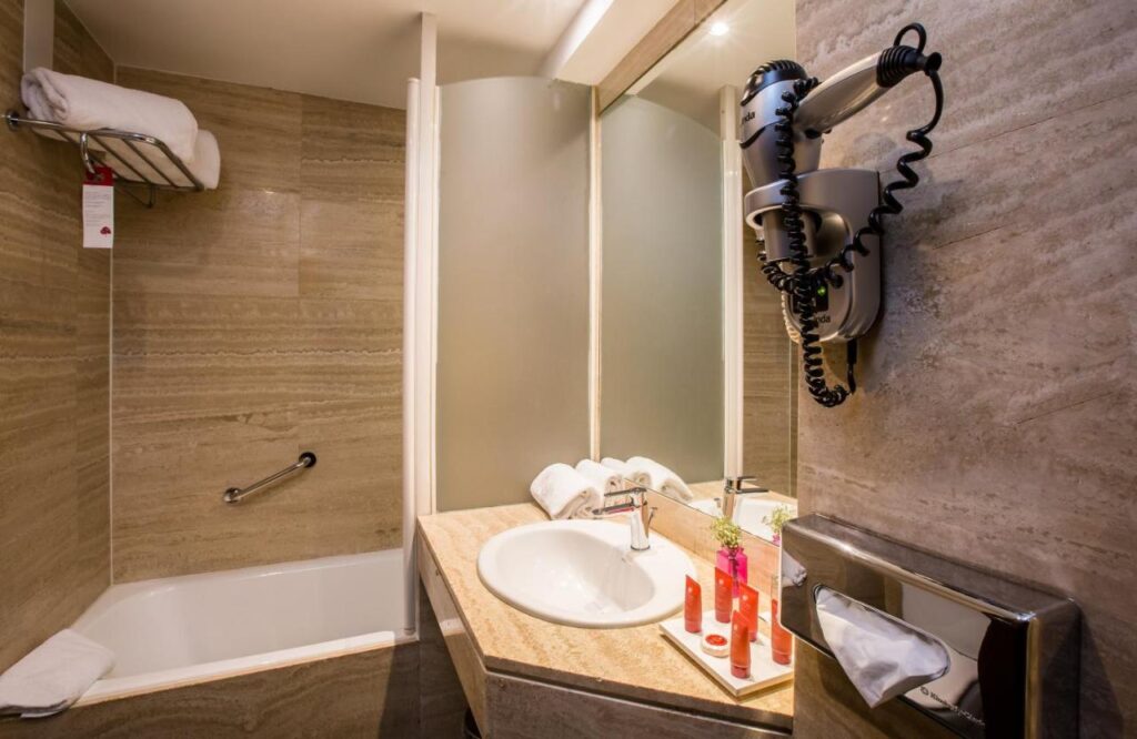 Badeværelse på Leonardo Hotel Madrid City Center