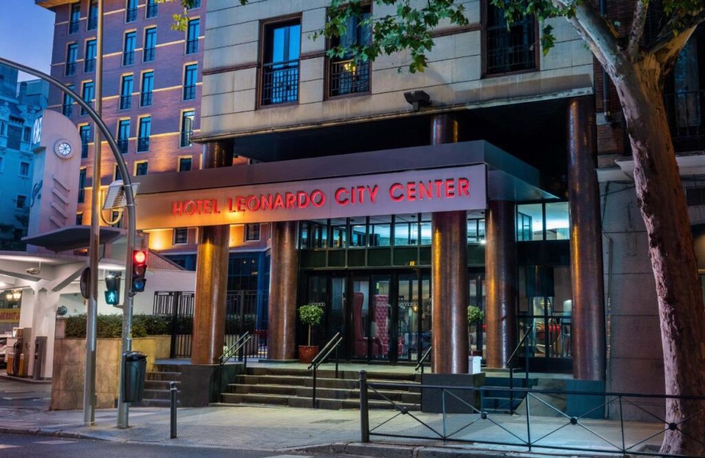 Facaden på Leonardo Hotel Madrid City Center